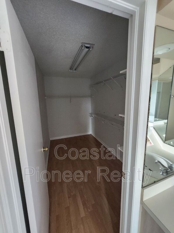 Building Photo - 10121 Sea spray Pl