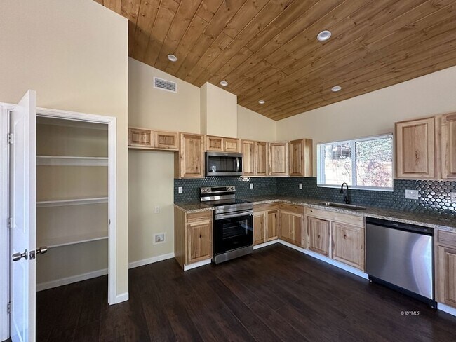 Building Photo - 52810 Sugar Pine Dr