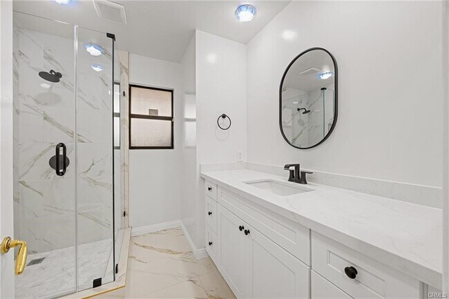 Building Photo - 673 S Mentor Ave