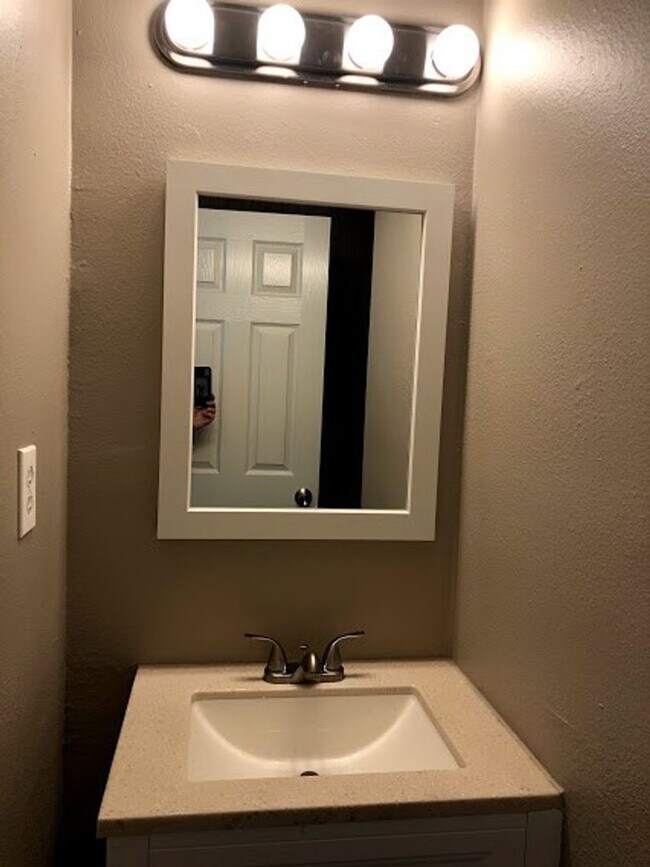 Building Photo - Room For Rent