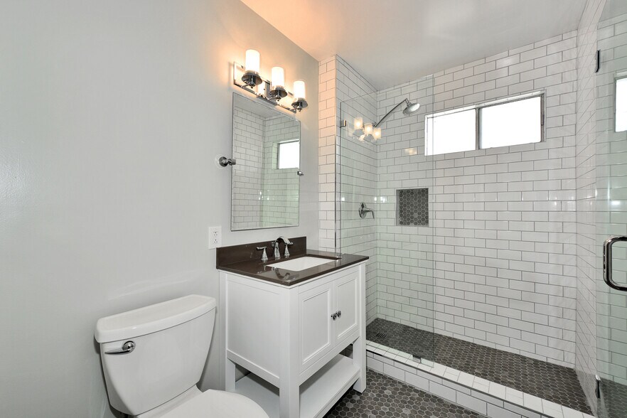 Building Photo - 2427 Centinela Ave