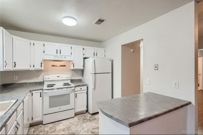 Building Photo - Wonderful Condo In Desirable Lakewood Comm...