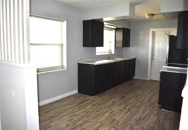 Building Photo - 5920 Riviera Dr