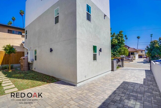 Building Photo - 4506 Esmeralda St
