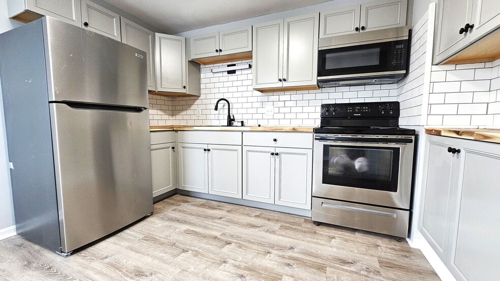 Building Photo - 158 Main St