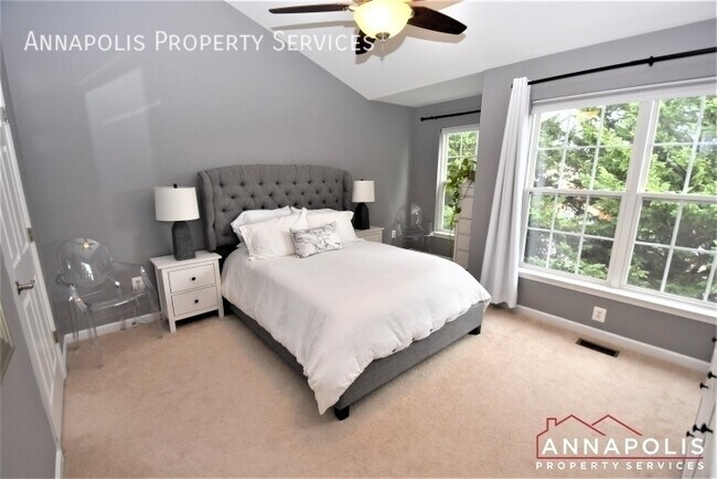 Building Photo - 37 Harbour Heights Dr