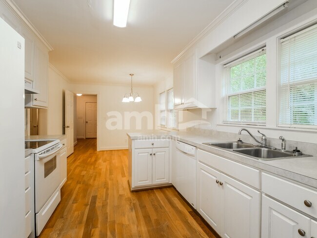 Building Photo - 332 Mendenhall Dr