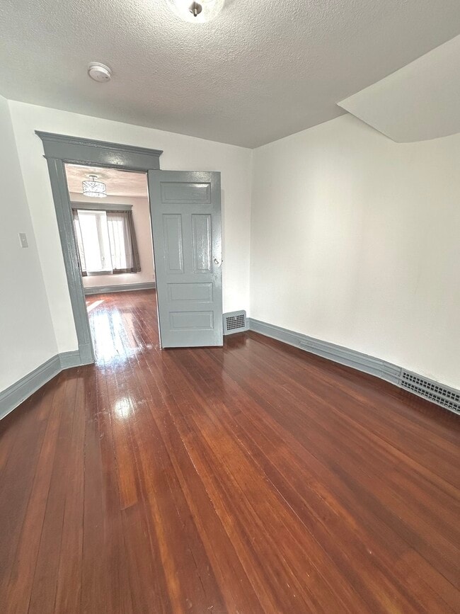 Building Photo - 408 S Gardiner Ave