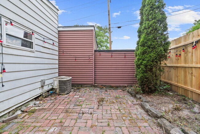 Building Photo - 3 Bedroom House in Southside - Off Street Parking and Central Air