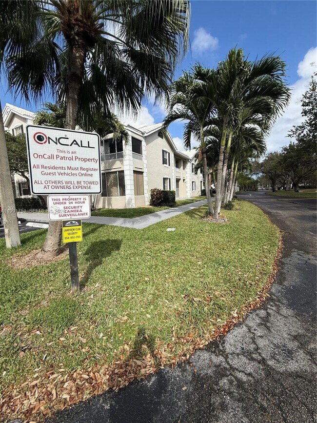 Building Photo - 2871 N Oakland Forest Dr