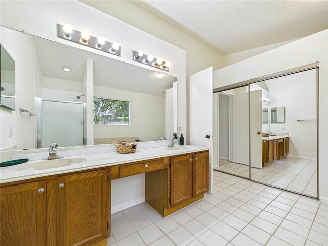 Building Photo - 814 Lochnell Dr