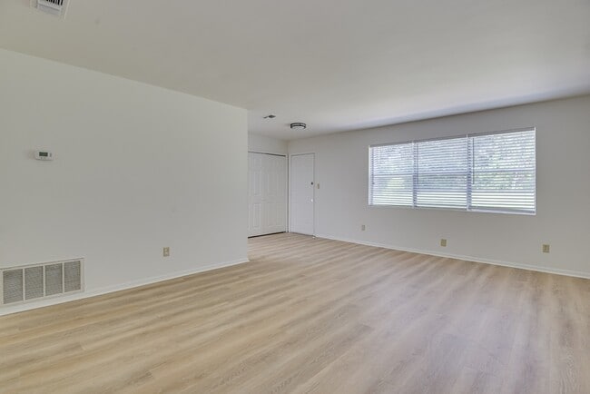 Building Photo - 4315 Parkwood Dr