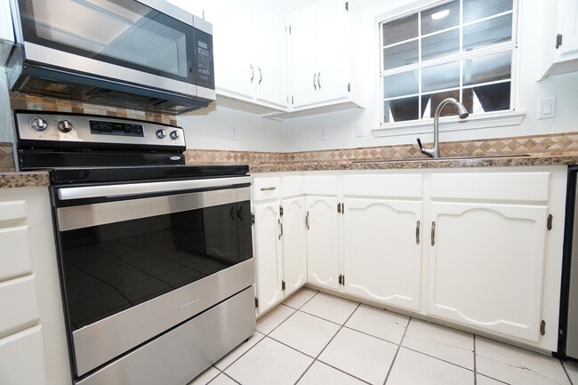 Building Photo - 2569 Camden Ln