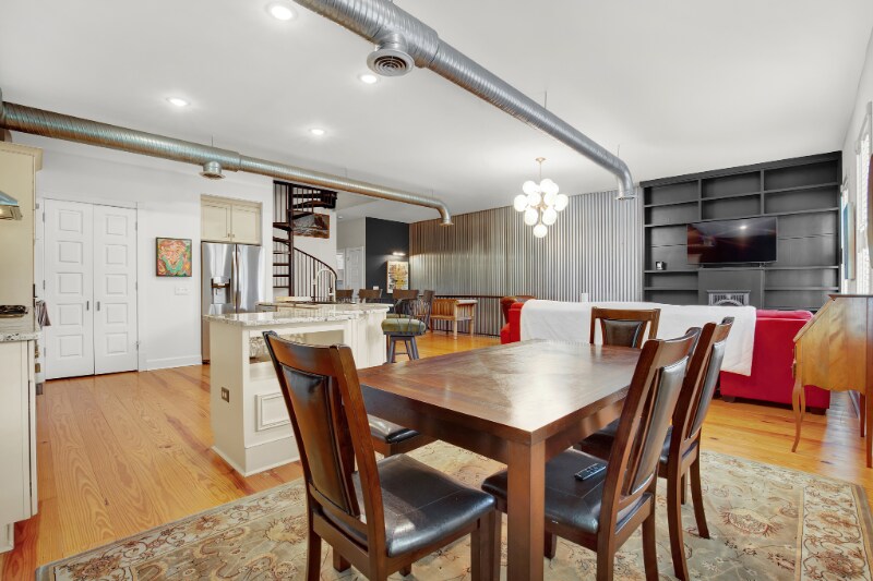 Building Photo - 210 E Waldburg St