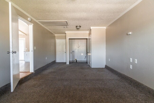 Building Photo - Cute 4 bedroom House