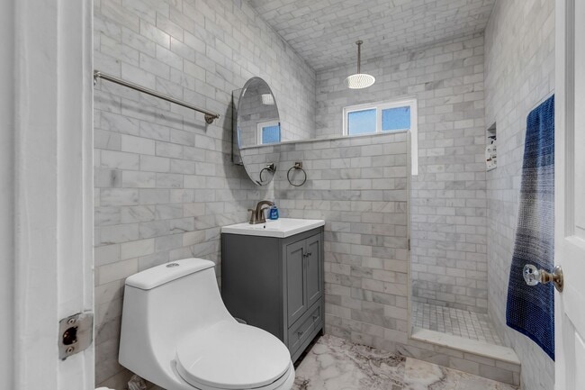 Building Photo - Upstairs Unit, Furnished Home