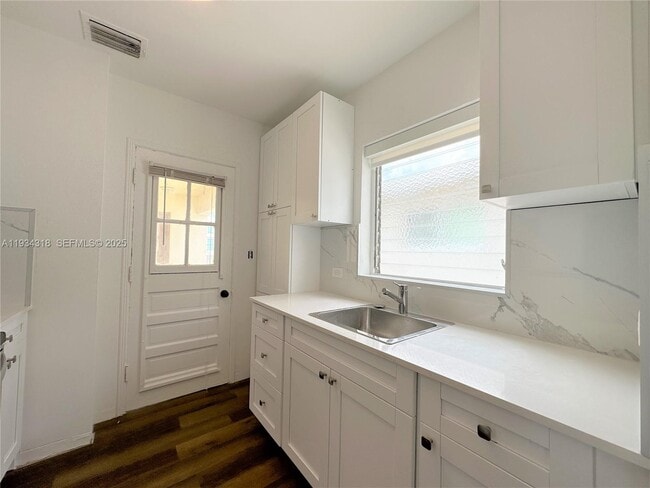 Building Photo - 1920 Biarritz Dr