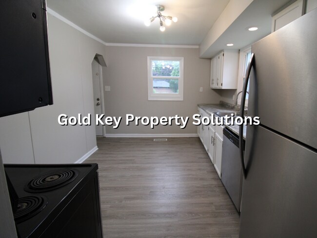Building Photo - Updated 2 BR 1 BA House with Central Air and Garage (SECTION 8 APPROVED)