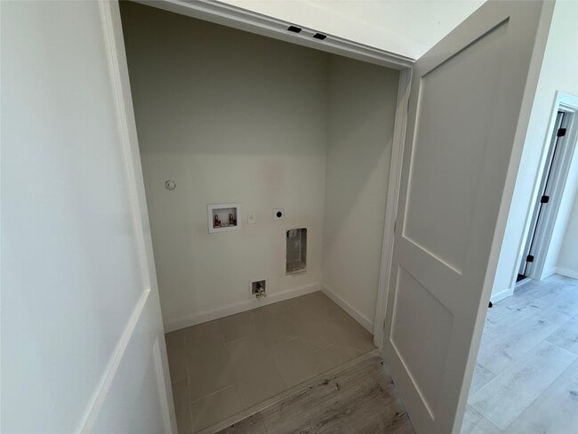 Building Photo - 2000 Riverside Farms Rd