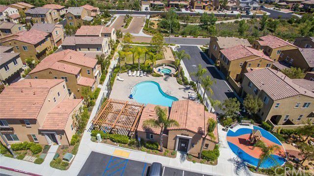 Building Photo - Available Now! Clean and move in ready 4 Bedroom Home in Murrieta