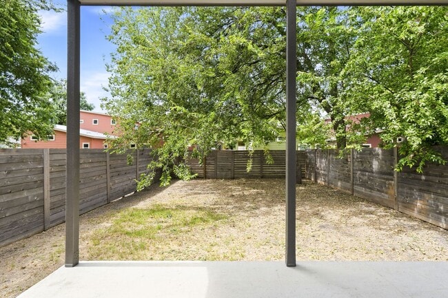 Building Photo - 935 E 51st St