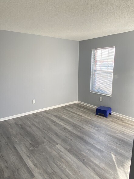 Building Photo - 535 Huron Dr W