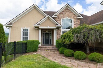 Building Photo - Bright and Spacious Home on Cascades Rd
