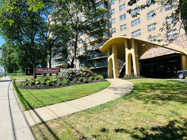Building Photo - 2600 Park Ave