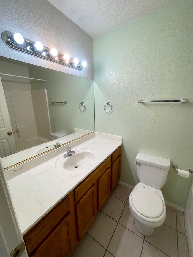 Building Photo - Cute 3 Bedroom Home Near Splash Pad and Hu...