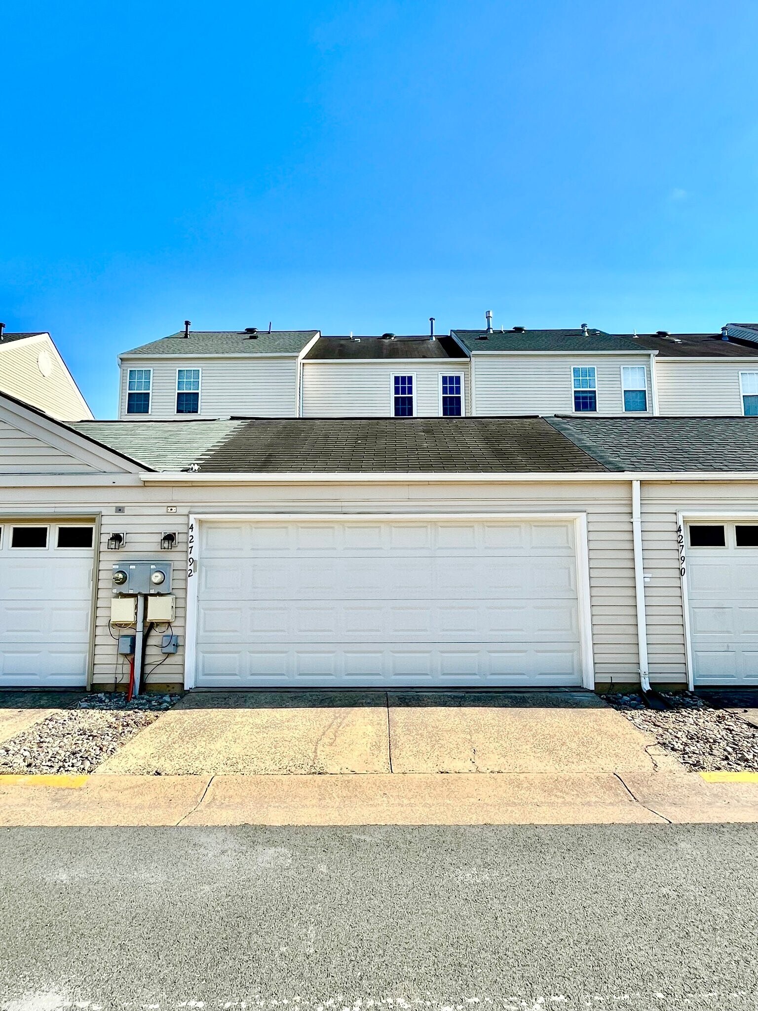 Building Photo - 42792 Cedar Hedge St