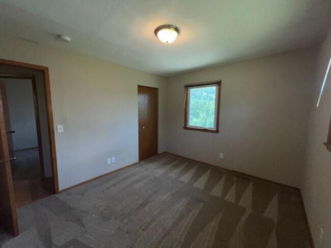 Building Photo - Spacious 3-bed, 2-bath Single Family Home!