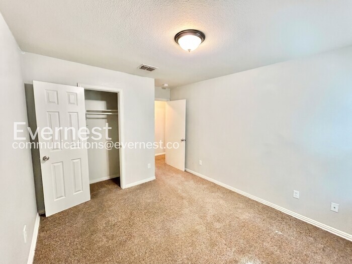 Building Photo - 146 Creek Cove Dr