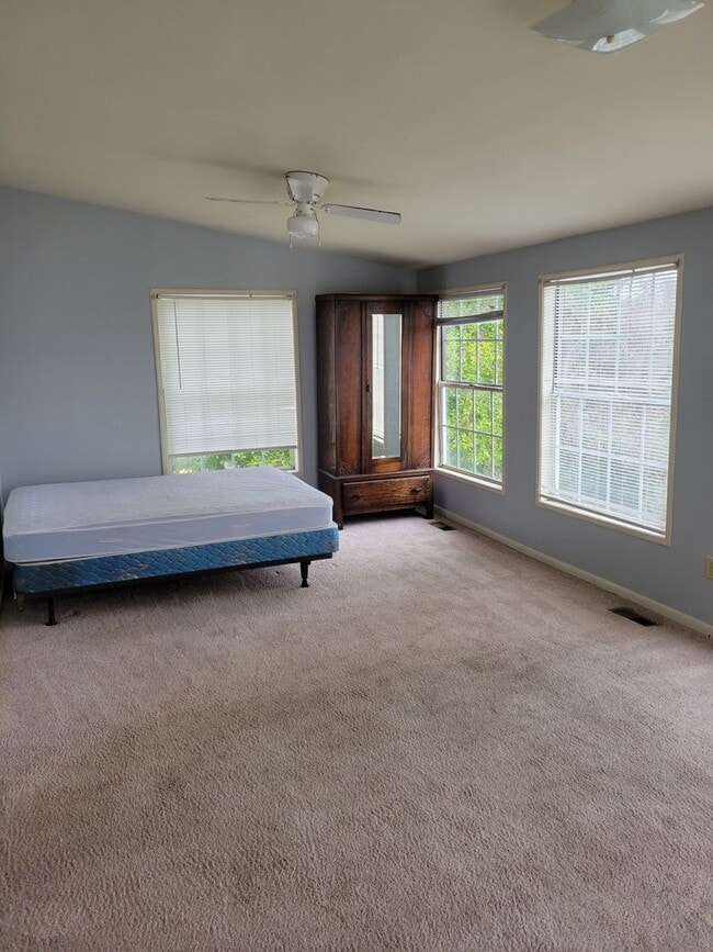 Building Photo - Large 4 bed 2 bath home near VSU