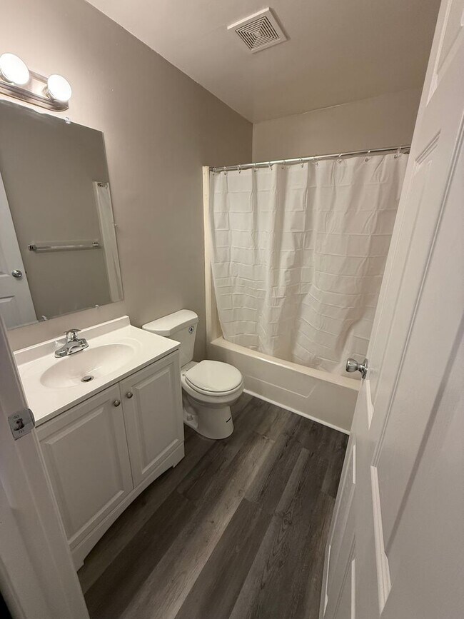 Building Photo - 2511 Camellia Dr