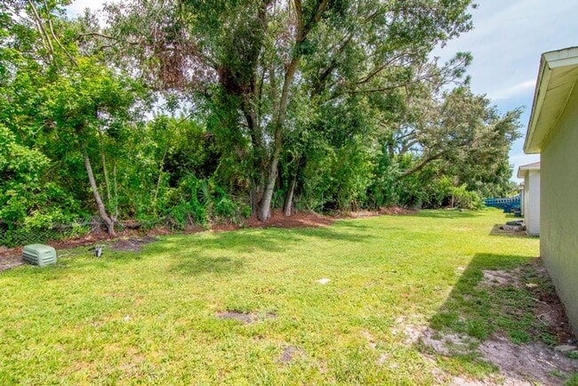 Building Photo - Beautifully Updated 3/2 in Bradenton — Up to One Month Free!