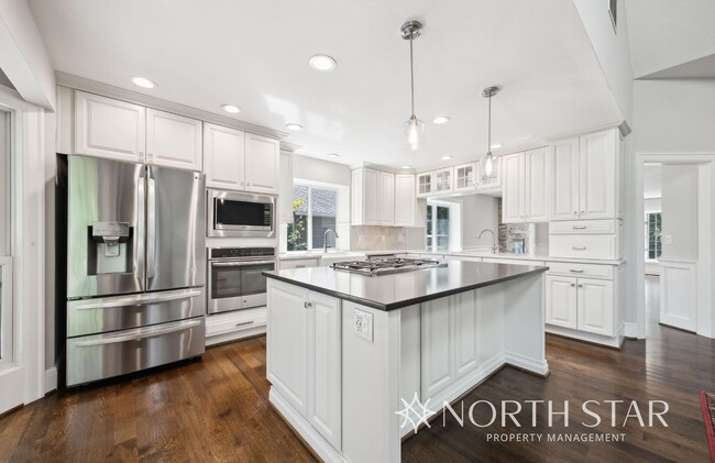 Building Photo - Stunning Lake Oswego Home with Space for E...