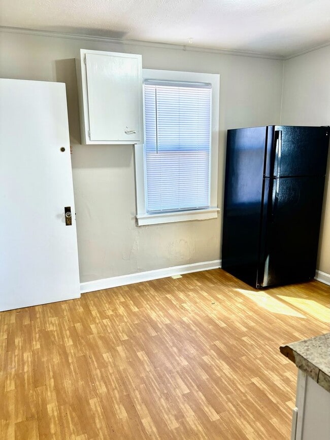 Building Photo - Spacious 2 bedroom home near Churchill Dow...