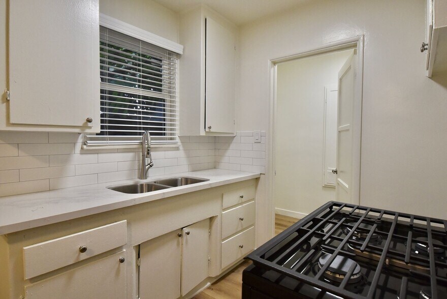 Building Photo - 4413 Tujunga Ave