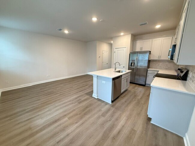 Building Photo - 3 Bedroom 2.5 Bathroom Townhouse in Windward Village - Summerville