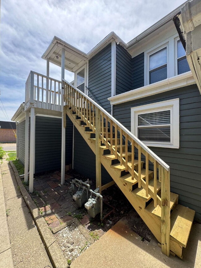 Building Photo - fully furnished 2-bedroom, 1-bath upper duplex