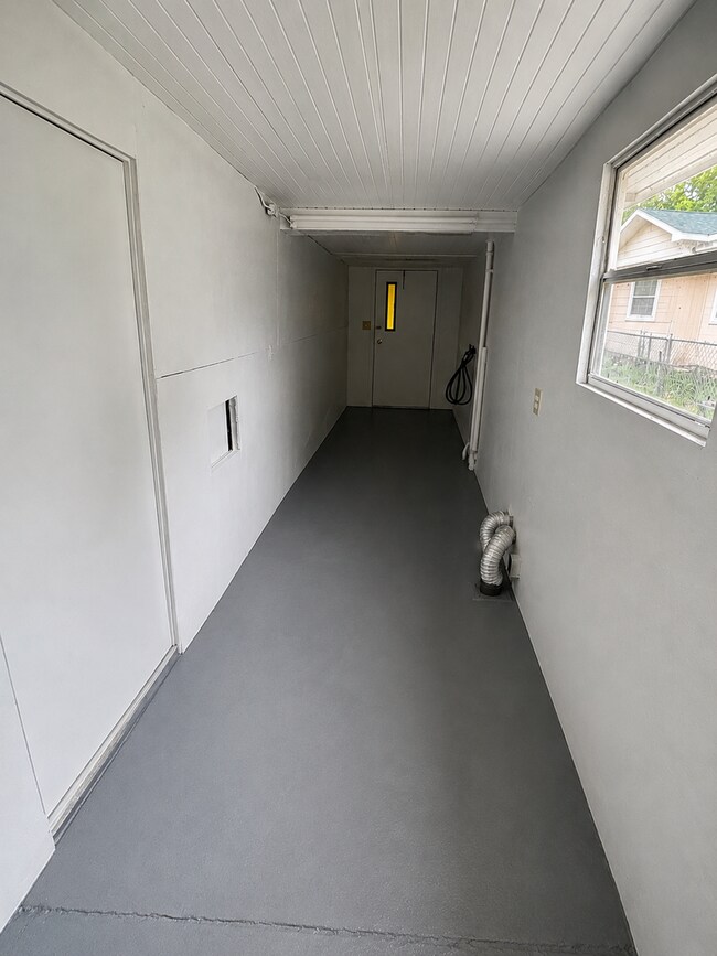 Building Photo - Spacious 2BR/2BA Zephyrhills Home with Huge Enclosed Porch!