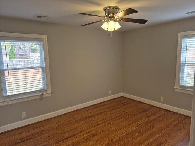 Building Photo - 3 Bedroom 2 Bath