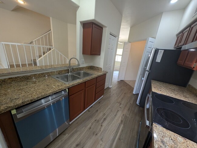Building Photo - 3 Bedroom Townhome at Townes at Southpark ...