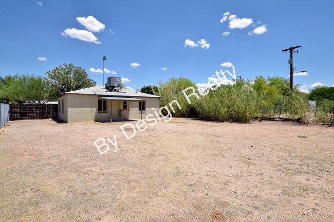Building Photo - Midtown 2 Bed 1 Bath Home on Huge Lot