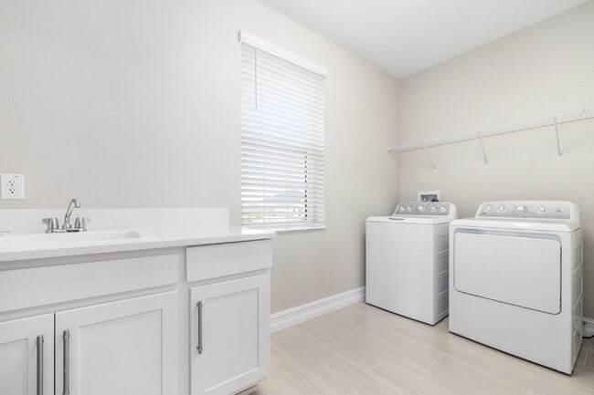 Building Photo - Estancia gated community 4-Bed Oasis with ...