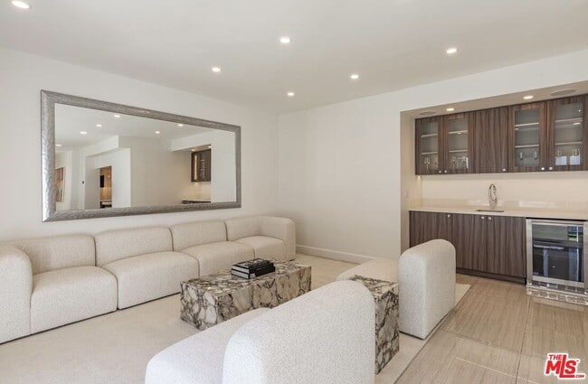 Building Photo - 703 N Maple Dr