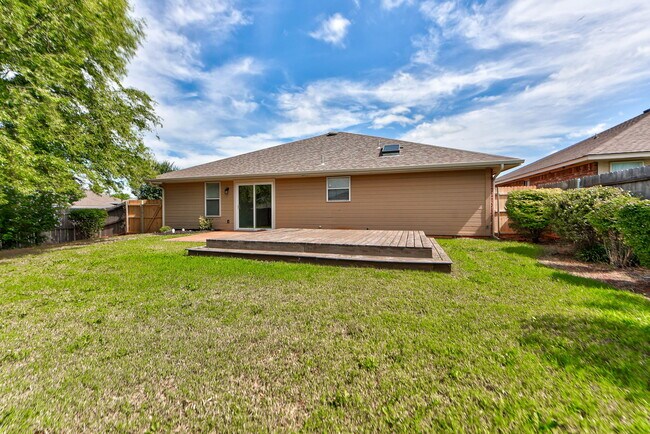 Building Photo - 608 Cavecreek St