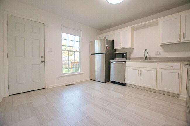 Building Photo - Pet Friendly Three Bedroom!