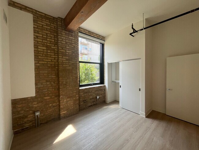 Building Photo - 1040 W Huron St