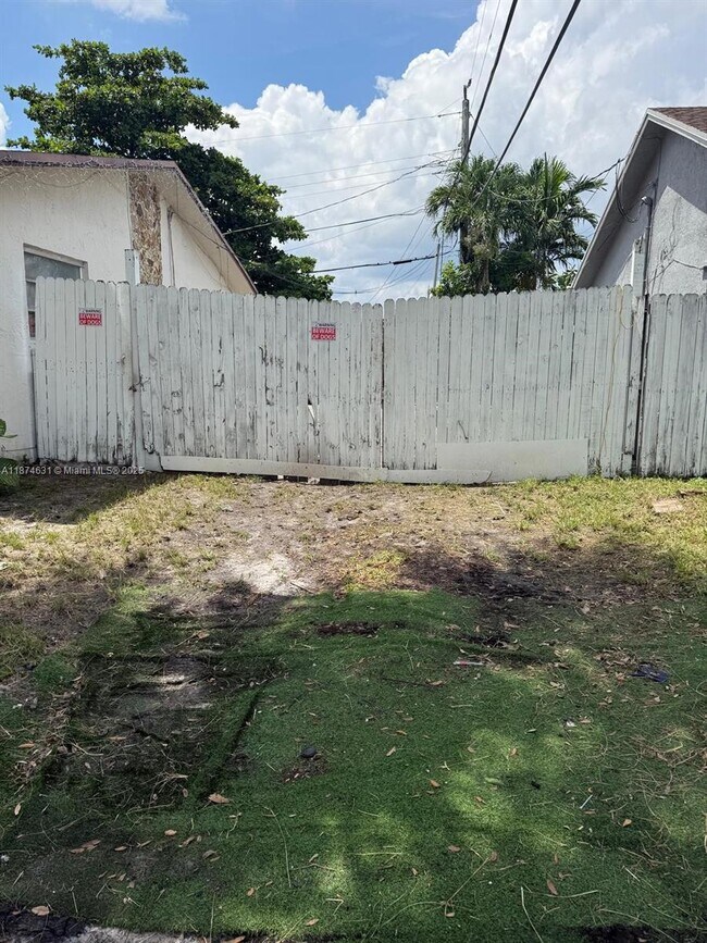 Building Photo - 1710 SW 97th Terrace